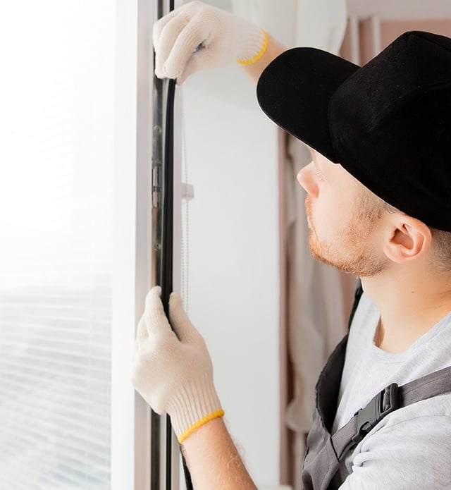 hombres instalando una puerta